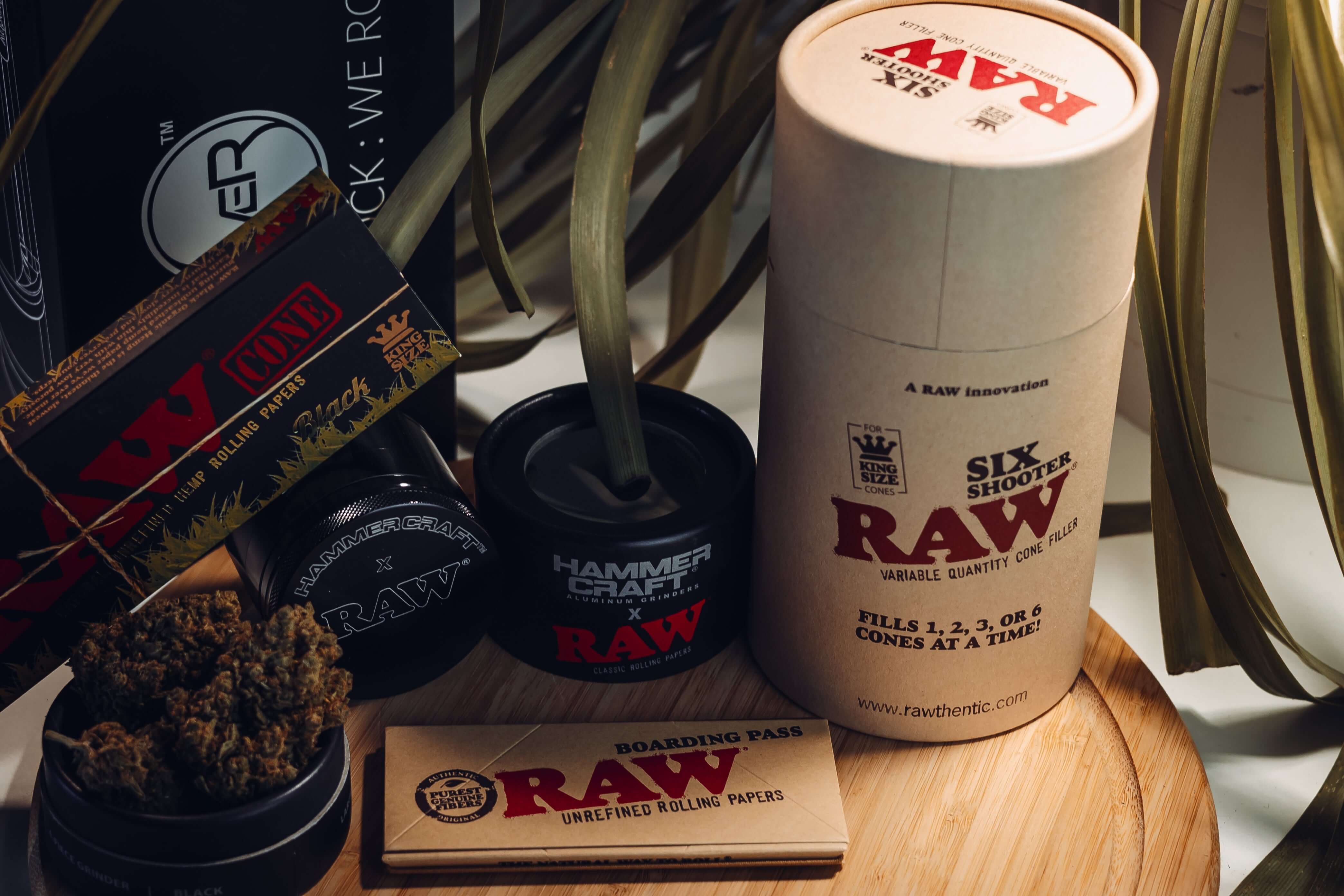 RAW accessories collection including papers, grinder, and filter. Alle Produkte für Ihr Erlebnis.